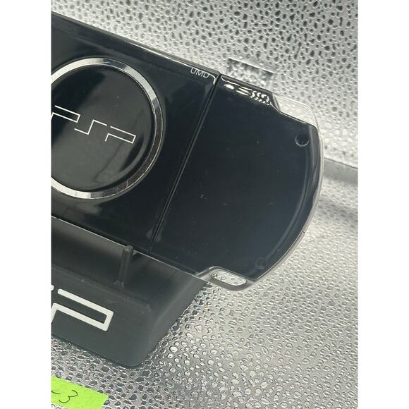 Black psp 3000 w/charger & new battery - Picture 4 of 9